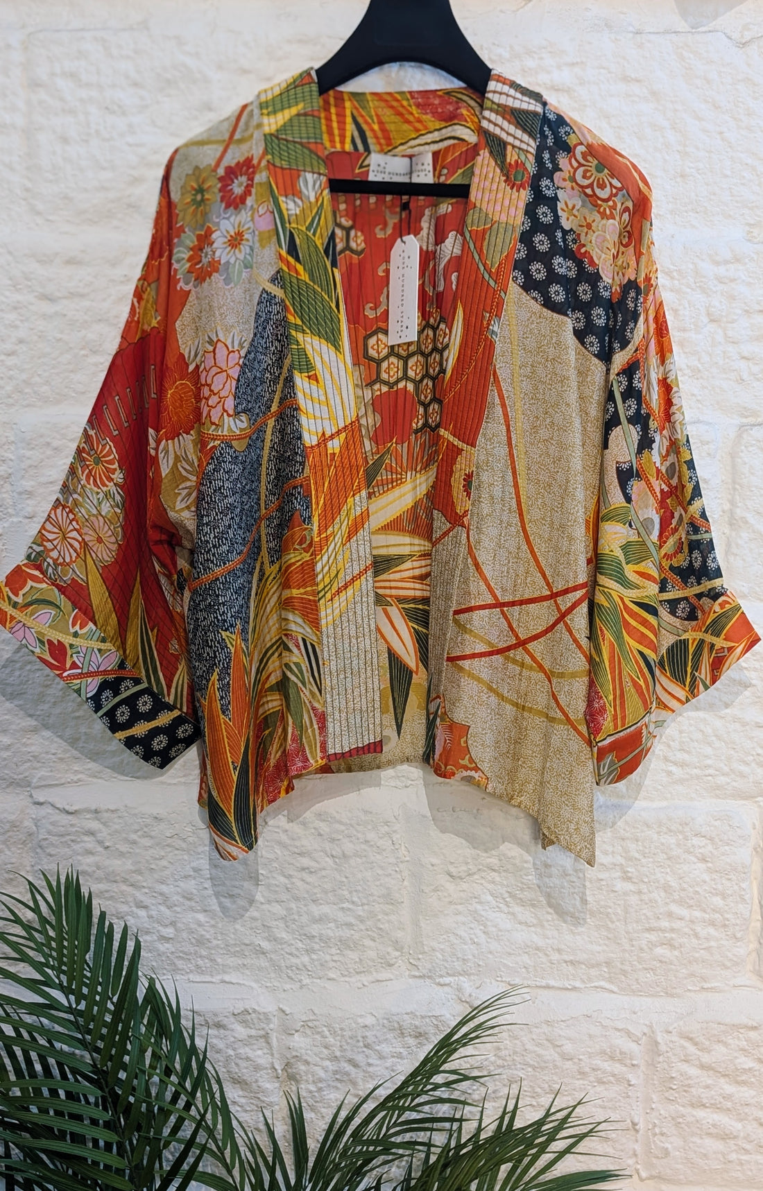 One Hundred Stars Print Short Kimono Jacket in Scarlet Fans Print - KIMFANSCA