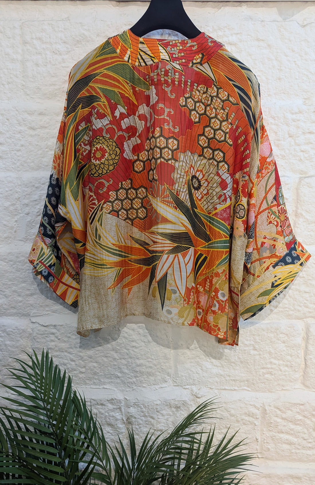 One Hundred Stars Print Short Kimono Jacket in Scarlet Fans Print - KIMFANSCA