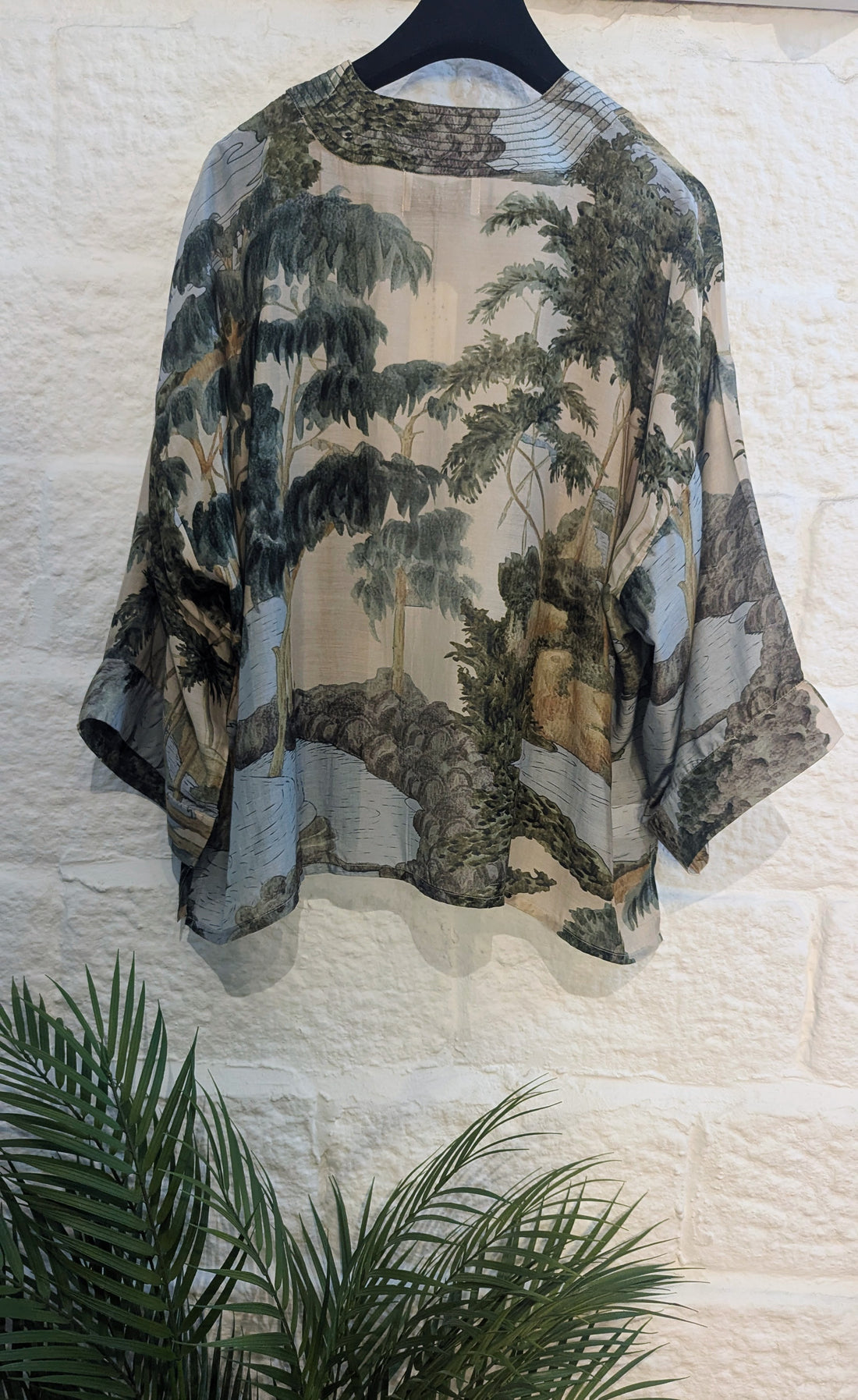One Hundred Stars Print Short Kimono Jacket in Rivers and Trees Natural Print - KIMRVTNAT