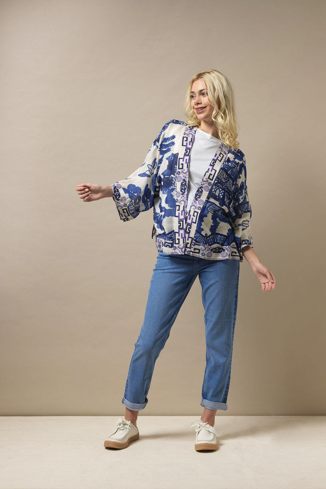 Short Lightweight Kimono in Giant Willow Print Blue KIMGIWBLU Kimonos One Hundred Stars