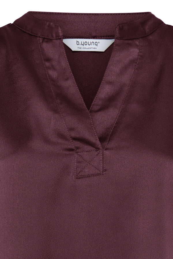 SELITA Silky Short Sleeve V Neck Top in Burgundy Fig