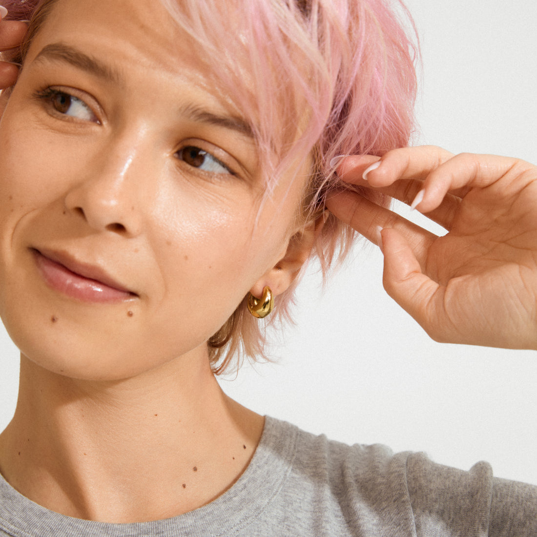 BRAXTYN Droplet Hoop Earrings in Gold