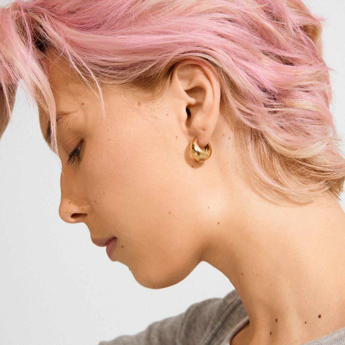 BRAXTYN Droplet Hoop Earrings in Gold