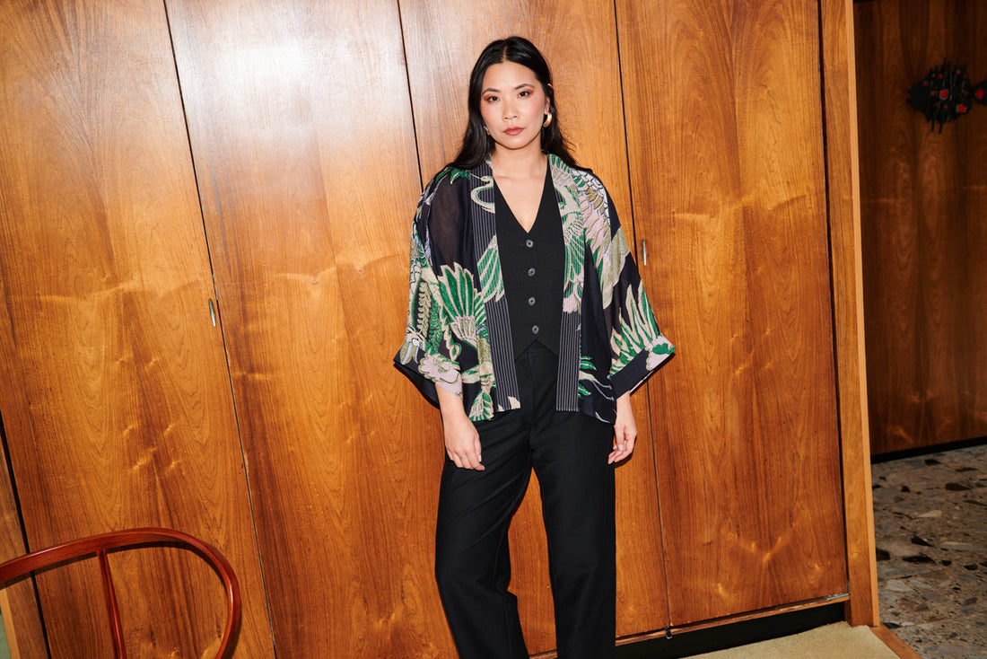 One Hundred Stars Print Short Kimono Jacket in Emerald Crane Print - KIMCRAEML