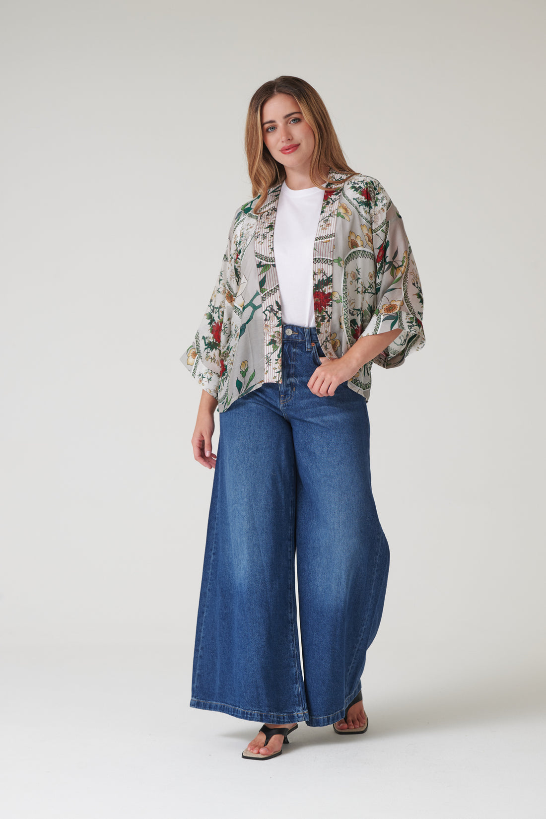 One Hundred Stars Lightweight Short Kimono Magnolia Plates Putty Print - KIMMGPPUT