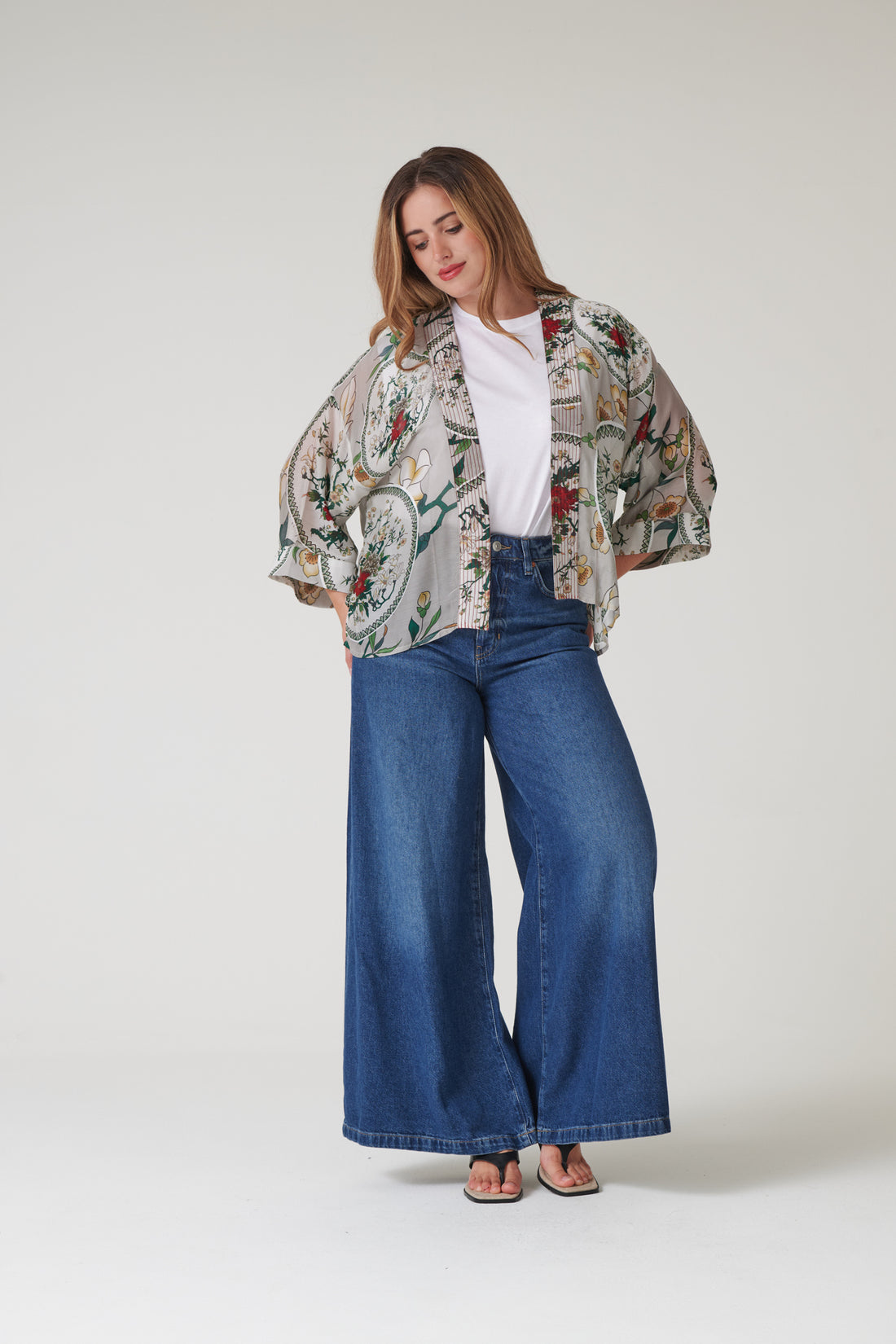 One Hundred Stars Lightweight Short Kimono Magnolia Plates Putty Print - KIMMGPPUT