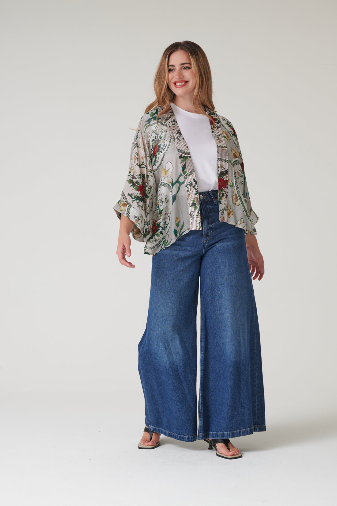 One Hundred Stars Lightweight Short Kimono Magnolia Plates Putty Print - KIMMGPPUT