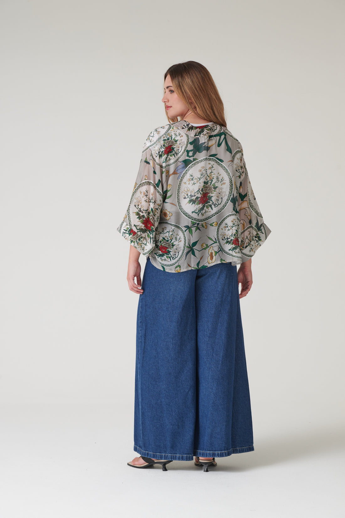 One Hundred Stars Lightweight Short Kimono Magnolia Plates Putty Print - KIMMGPPUT