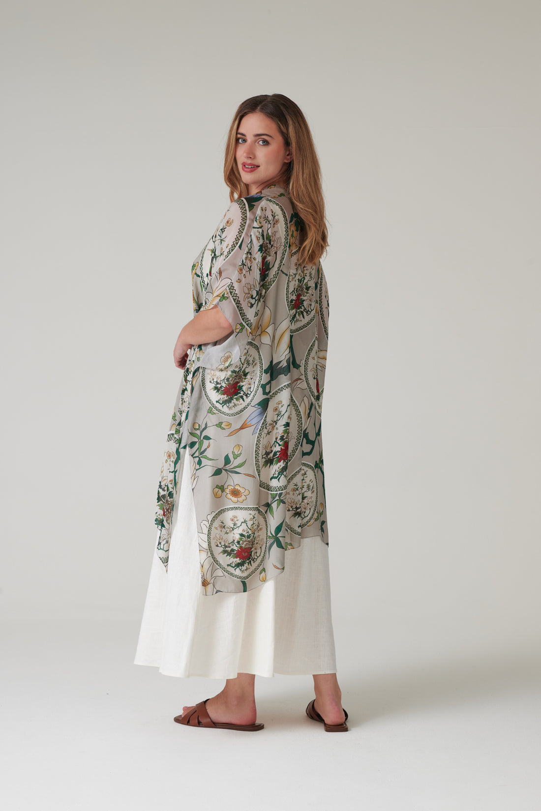 One Hundred Stars Lightweight Throwover in Magnolia Plates Putty Print - THRMGPPUT