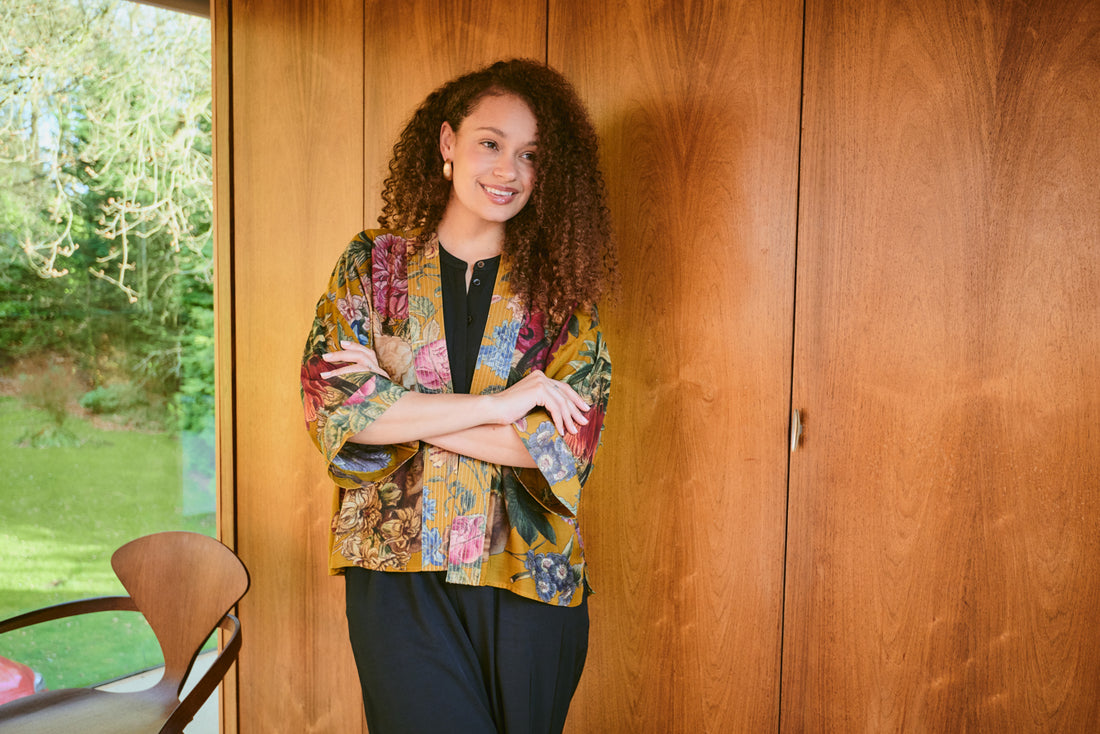 One Hundred Stars Print Short Kimono Jacket in Gold Primula Print - KIMPRIGOL