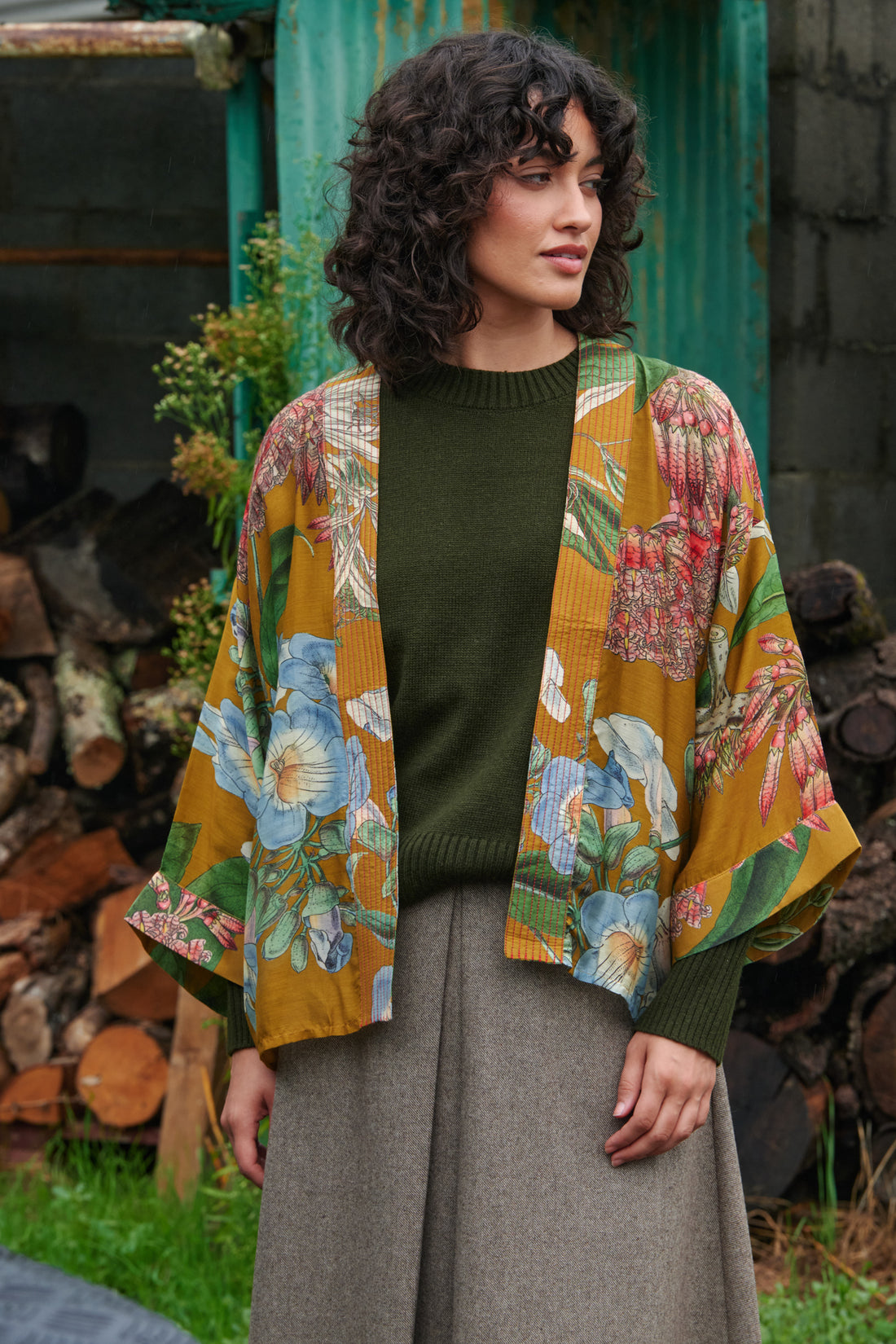 One Hundred Stars Lightweight Short Kimono in Rhodoliea Gold Print - KIMRHOGLD