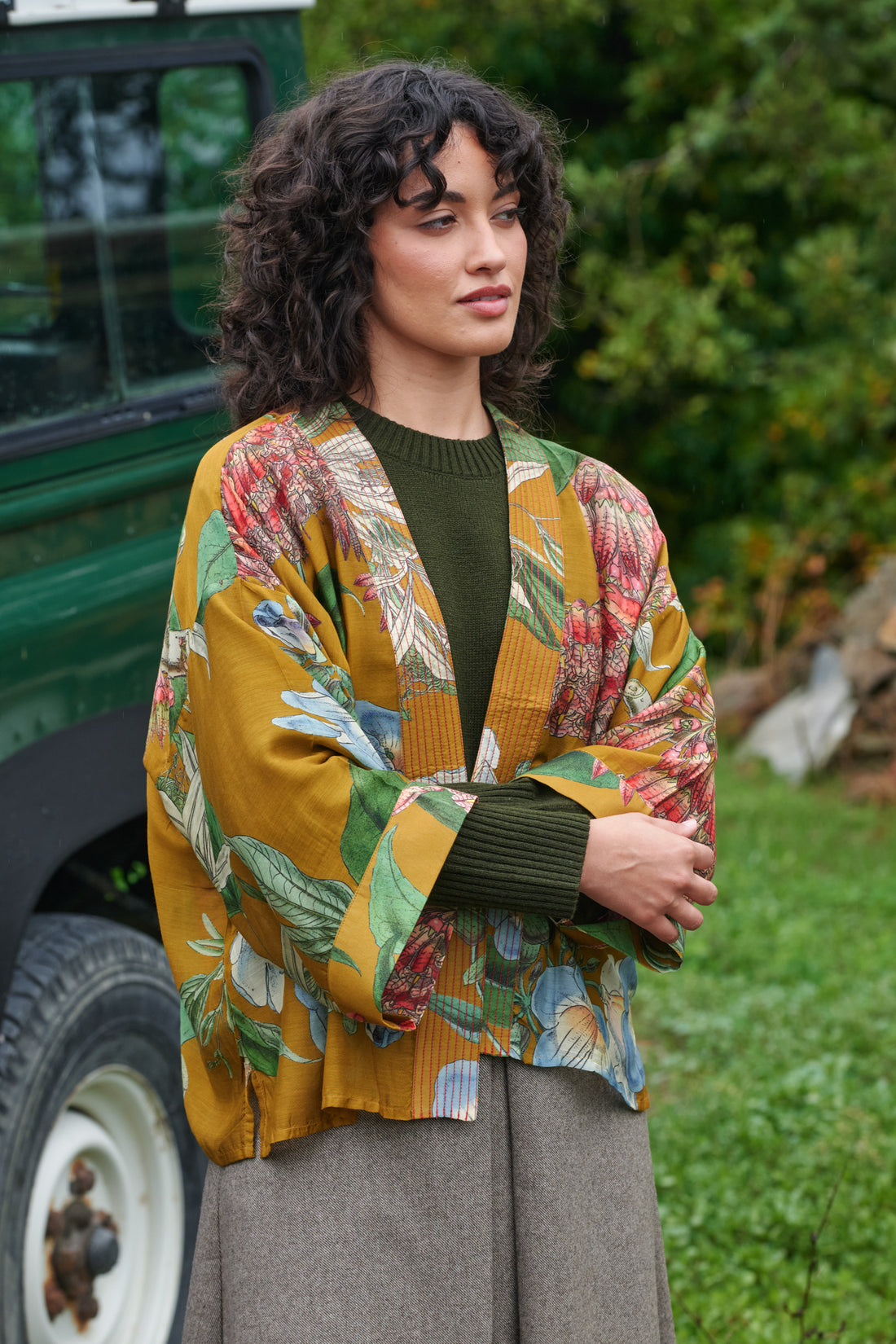 One Hundred Stars Lightweight Short Kimono in Rhodoliea Gold Print - KIMRHOGLD