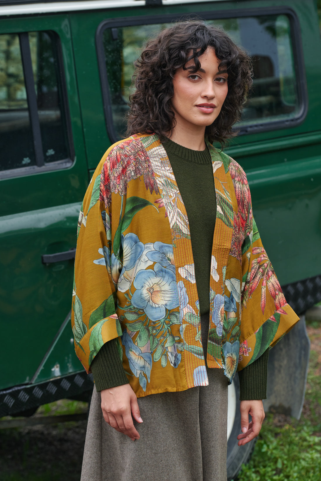 One Hundred Stars Lightweight Short Kimono in Rhodoliea Gold Print - KIMRHOGLD