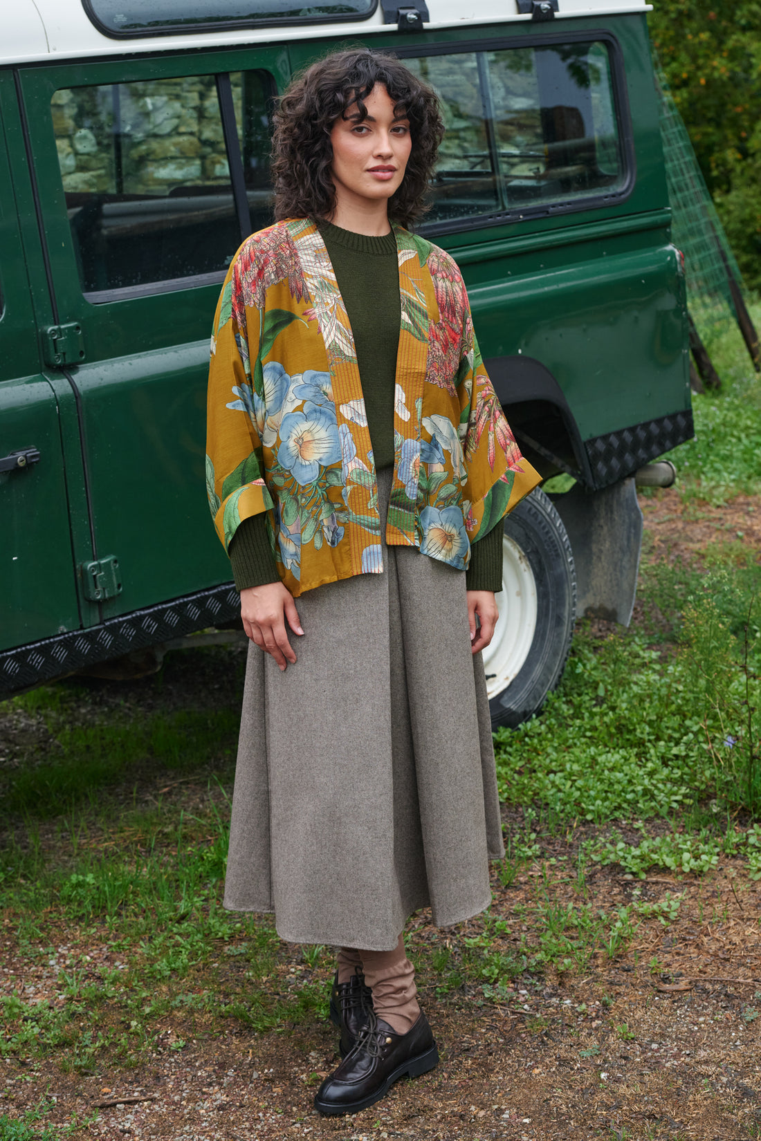 One Hundred Stars Lightweight Short Kimono in Rhodoliea Gold Print - KIMRHOGLD