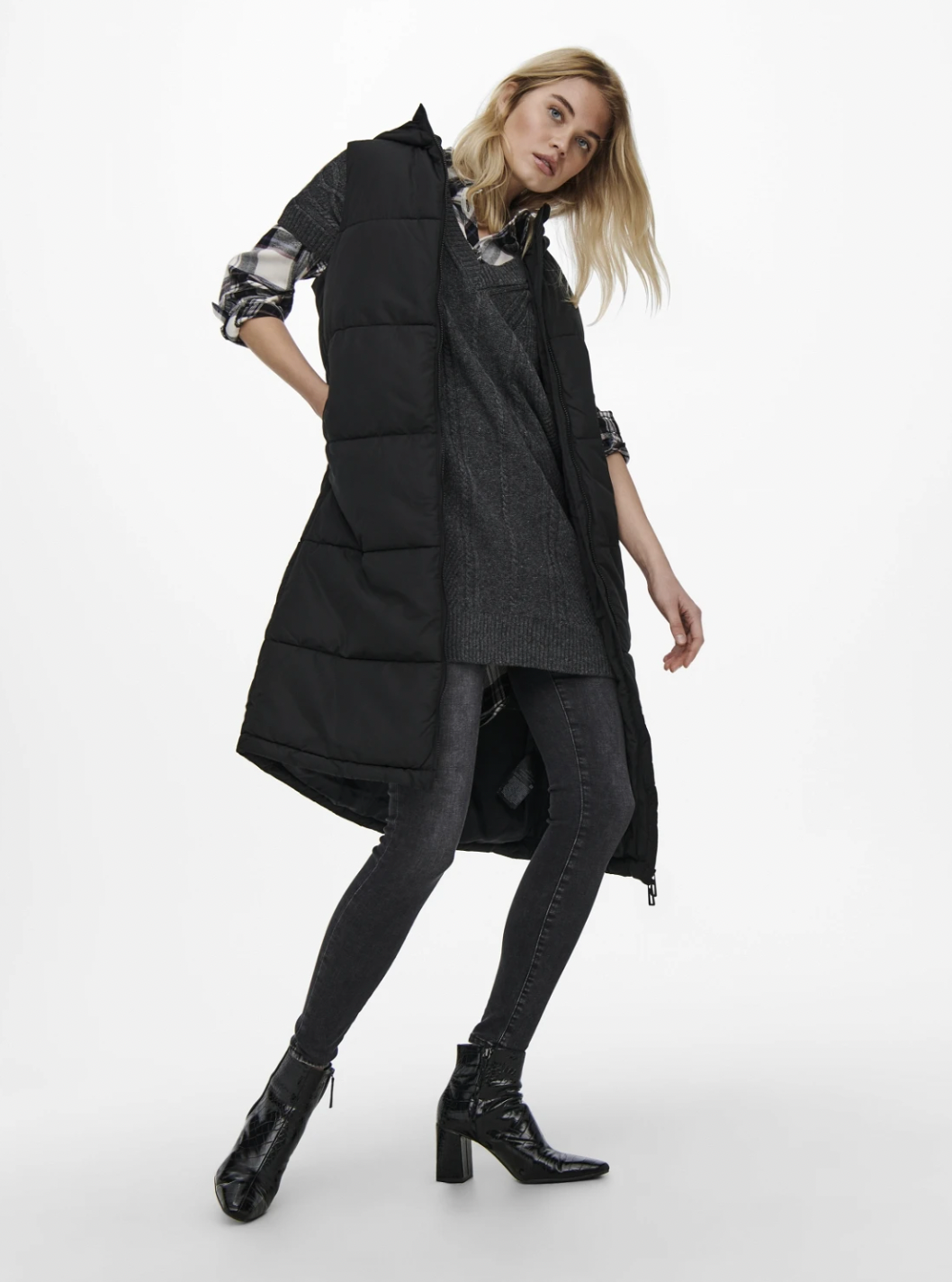 ALINA Long Sleeveless Hooded Puffer Coat in Black