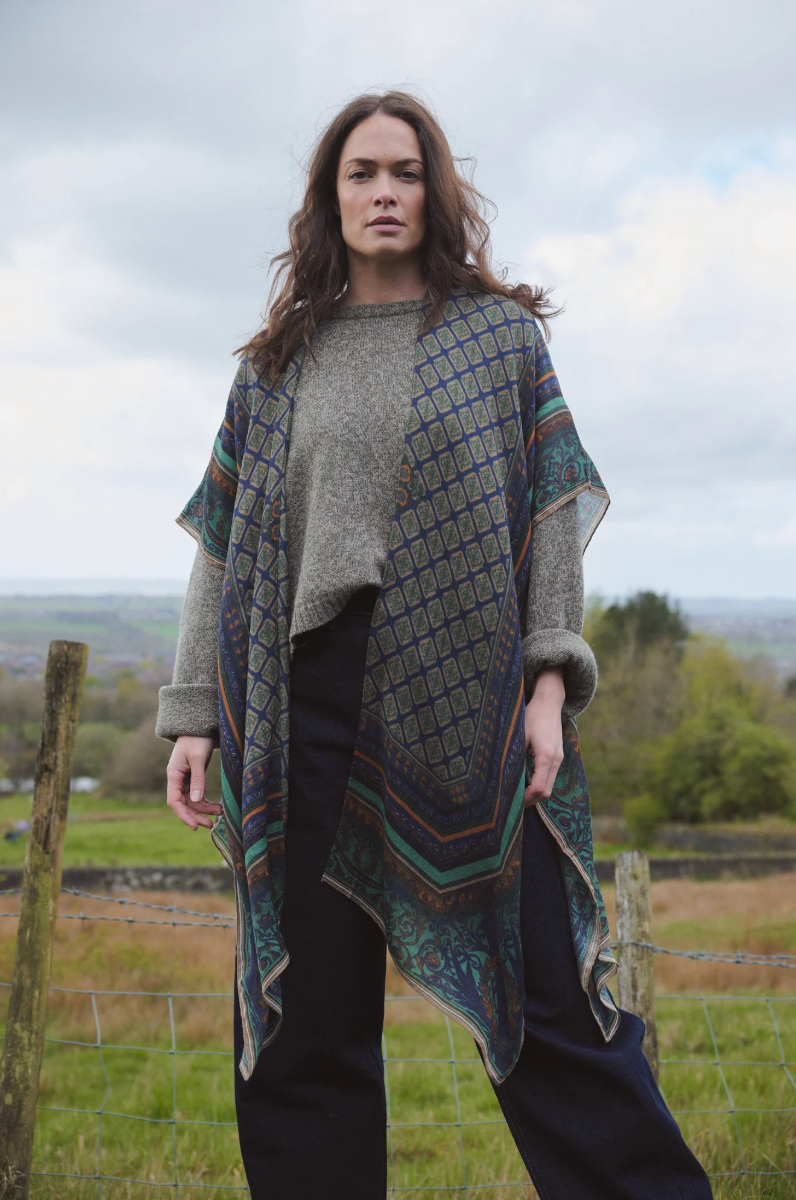 One Hundred Stars Wool Throwover in Emerald Amulet Print - WTHAMUEML
