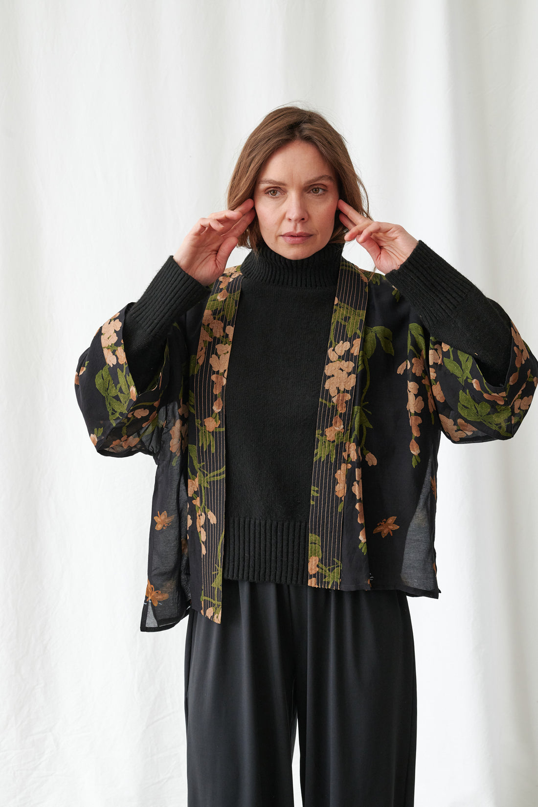 One Hundred Stars Lightweight Short Kimono in Black Wisteria Print - KIMWISBLK