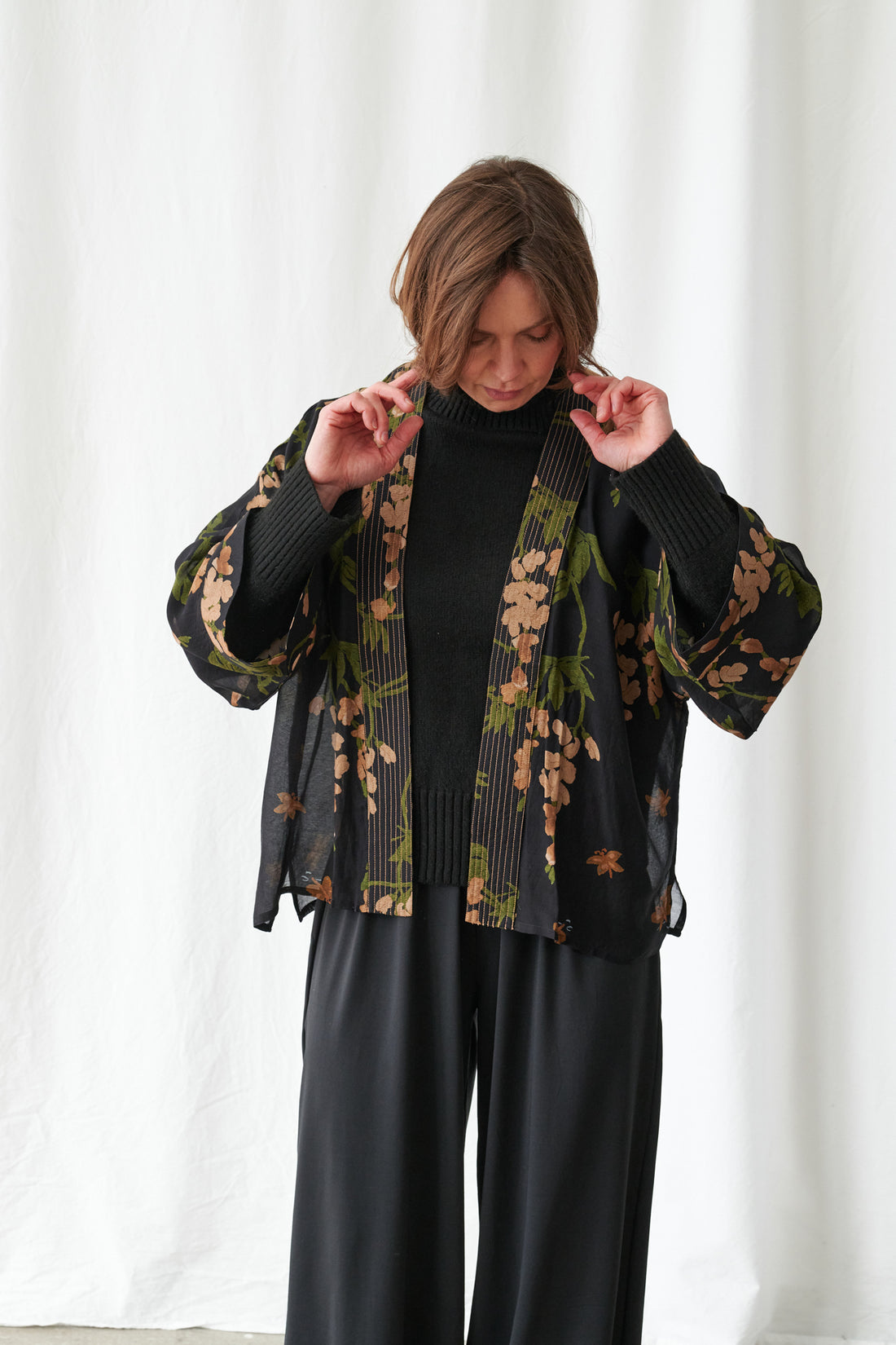 One Hundred Stars Lightweight Short Kimono in Black Wisteria Print - KIMWISBLK