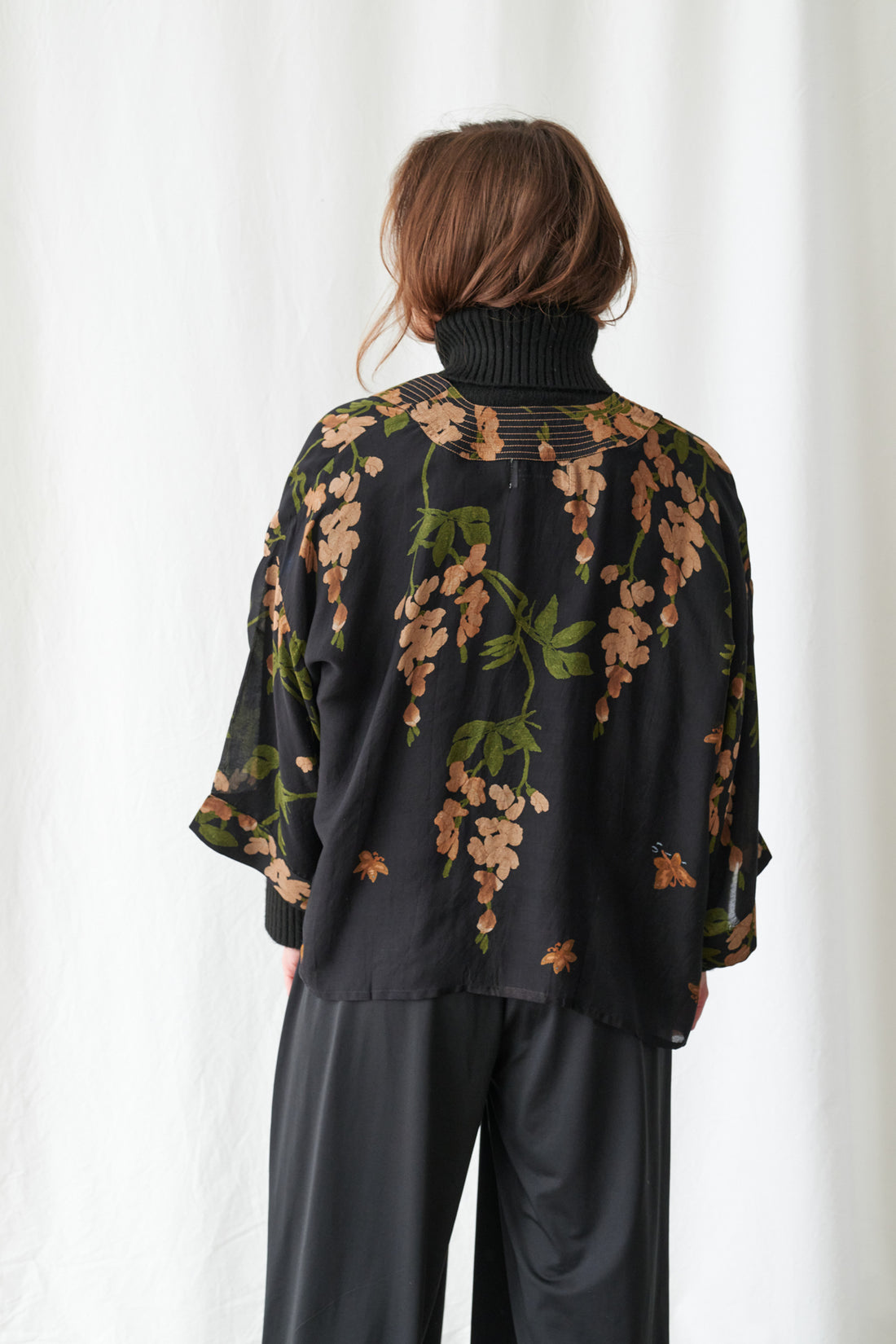 One Hundred Stars Lightweight Short Kimono in Black Wisteria Print - KIMWISBLK