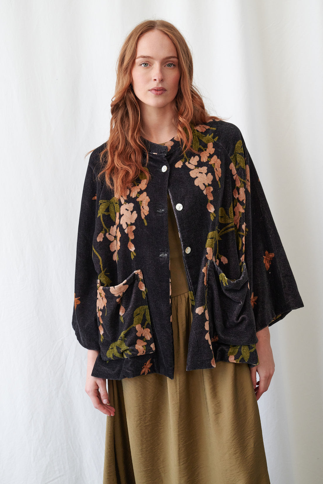 One Hundred Stars Short Velvet Mandarin Jacket in Wisteria Black Print - One Size - VJKWISBLK