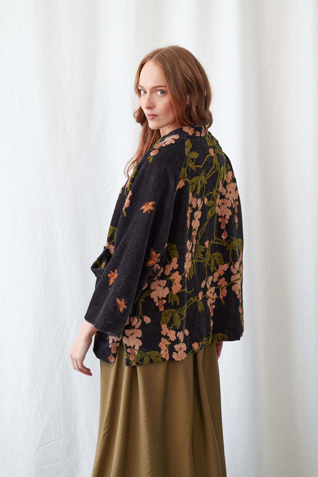One Hundred Stars Short Velvet Mandarin Jacket in Wisteria Black Print - One Size - VJKWISBLK