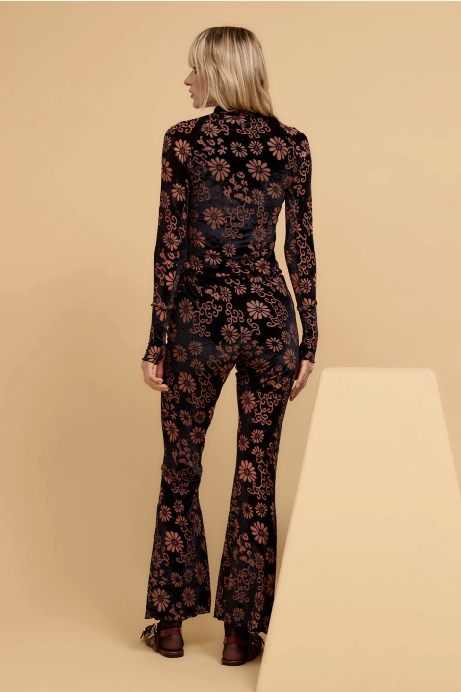 FINCH Burnout-Velvet Flared Trousers in Midnight Daisy