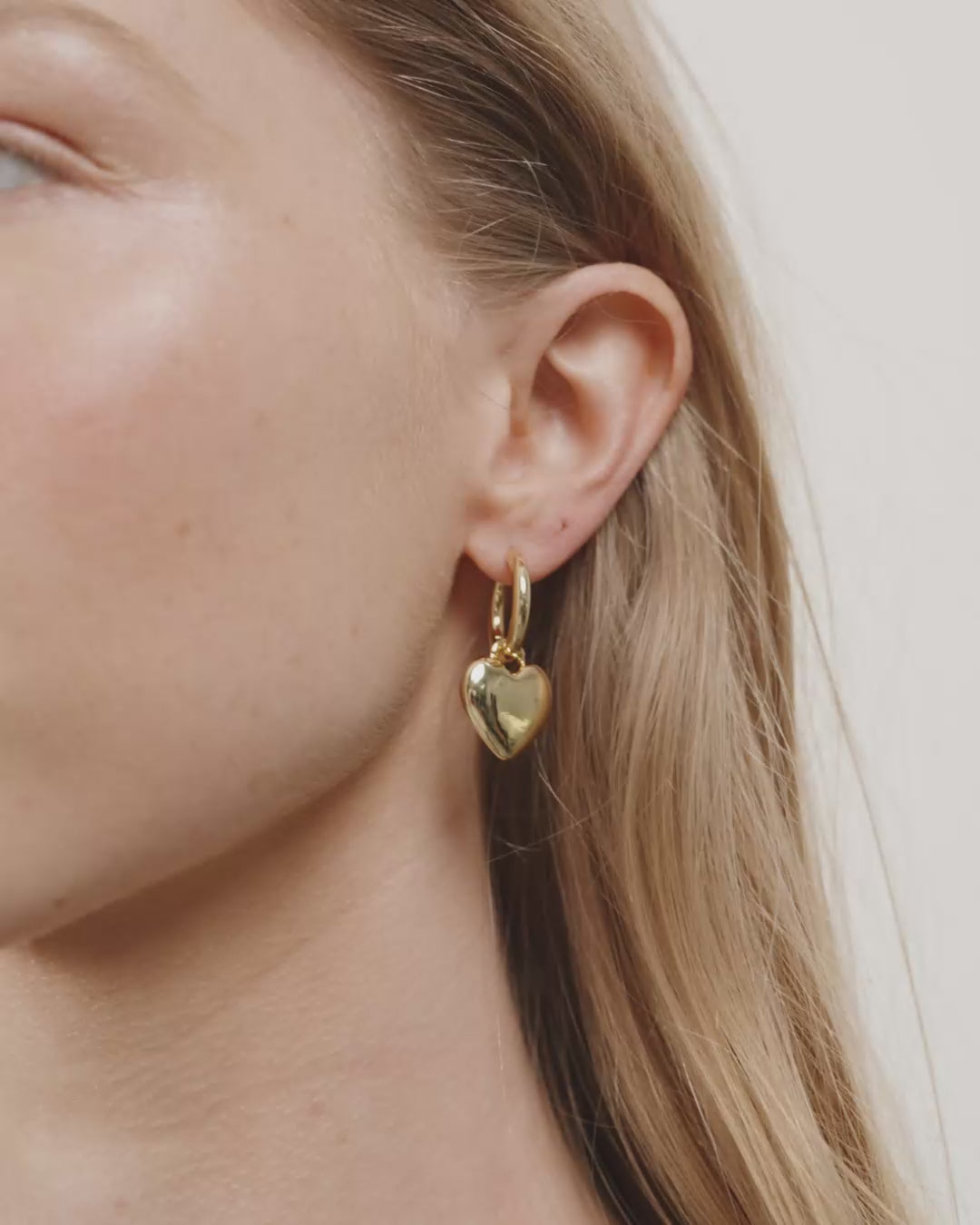 ARIEN Heart Earrings in Gold